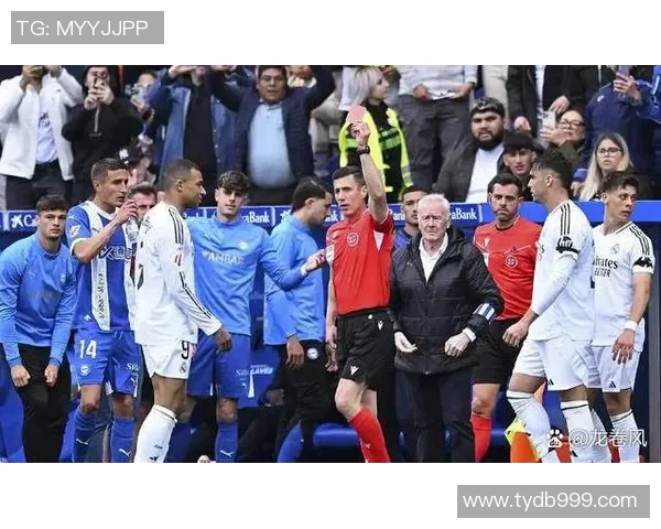 足球巨星赛场边淡定挖鼻屎引发球迷热议场上场下皆成焦点